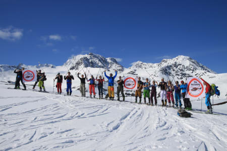 HELISKIMOTSTANDERE: 25 personer gikk til topps på Fastdalstinden i helga. Målet var ikke toppen, men å markere motstand mot Ola Giævers planer for heliskiing i Lyngen. Foto: Kjetil Samuelsen