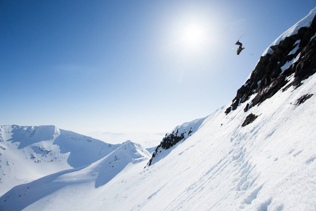 INTERNASJONAL OG MODERNE: I gamle dager skulle man ta «freestyle to the big mountain». Robert tar det et steg videre, og sender en 15 meter høy backflip fra Norge og inn i Sverige med klatresele på og isøks på sekken. Eller på godt norsk; «taking freestyle to the alpine». Foto: Tore Meirik