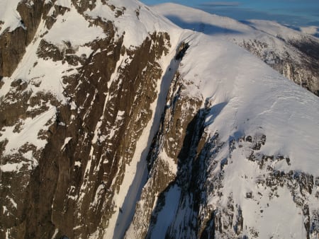 SPEKTAKULÆRT: Ola Hovdenak kjører i trangt og bratt terreng ned fra Ekkertinden i Sunndalen. Foto: Bård Smestad