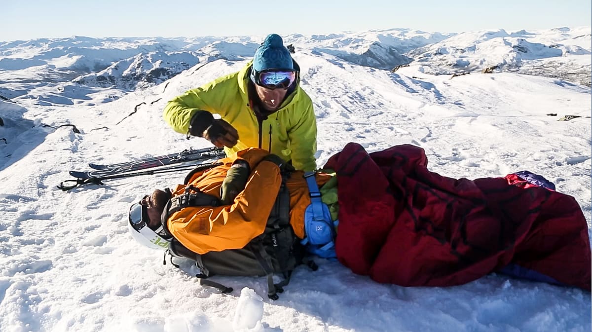 SEKKETRANSPORT: To snøklumper, tau og en vindsekk et alt som trengs for å frakte en person ut i sikkerhet. Bilde: Benjamin Hjort