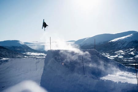 OPPTATT: Akkurat som når andre folk har sin egen Invitational-konkurranse, så er også Gaute Silseth en opptatt mann i disse dager. Her er han opptatt med å hoppe på sitt eget hopp i Oppdal. Foto: Martin I. Dalen