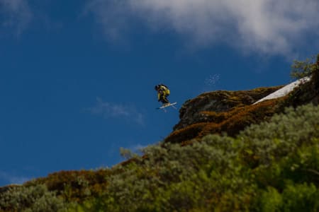 SOMMERSKI: Klaus Finne kjørte sist i dag, og imponerte med både hissig hucking, 360, switch 5 og korte staver. Foto: Olav Standal Tangen