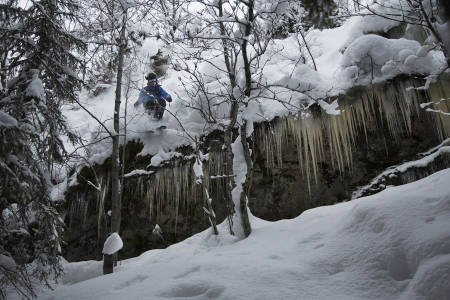 ICY: Sondre Dan Lindkjølen med en slags dobbeldropp mellom trærne.