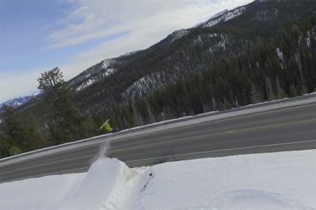 STUNT: Her tar han dobbel backflip over veien. Foto: Skjermdump