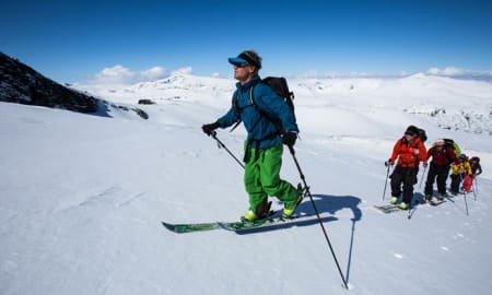 ERFARNE GUIDER: Stian Hagen er slett ingen hvemsomhelst i norsk skisammenheng, og han er, sammen med tindevegleder Markus Landrø, en av guidene inkludert i premien. Foto: Christian Nerdrum