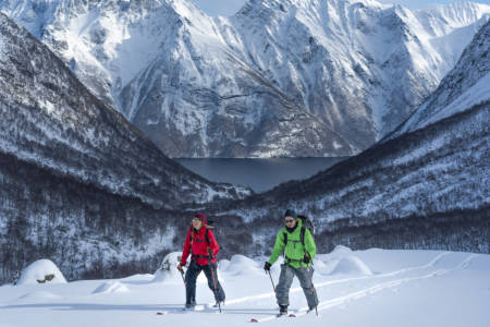 OPP MOLLADALEN: Petter Westgaard og Sol Idland på vei opp i Molladalen tidlig i prosjektet. Foto: Anders Vestergård