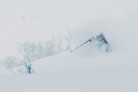 PUDDER: Det meste i Malou Peterssons «Just Powder» handler om nettop det - pudder. Foto: Skjermdump
