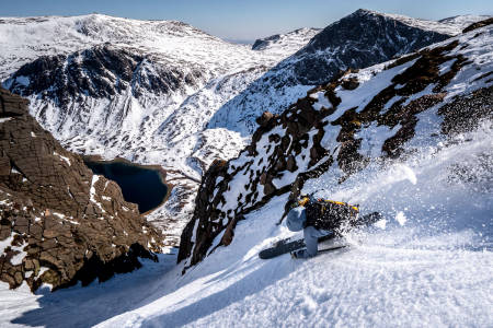 HIGHLANDER-SKIKJØRING: Det går an å kose seg på ski i Skottland selv om snøen har glemt å komme. Foto: Brodie Hood