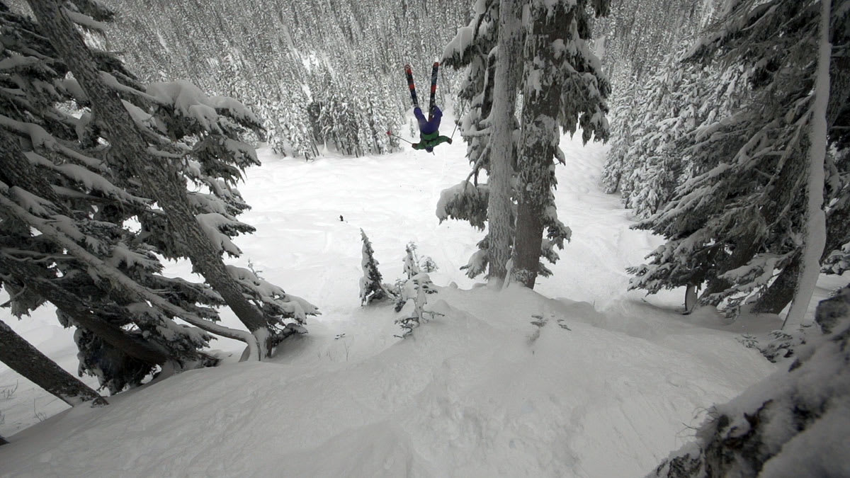BACKFLIP: Det starter med høst og hard kunstsnø, men enden på visa er selvsagt pudder og backflips i ukas Salomon Freeski TV-episode.