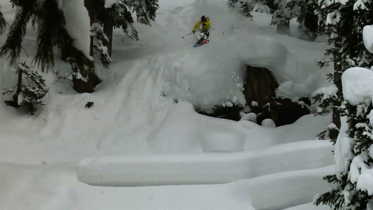 PUTEKRIG: Både vanlig krig og putekrig setter sitt preg på Kashmir. Heldigvis byr Salomon Freeski TV på mest av sistnevnte!