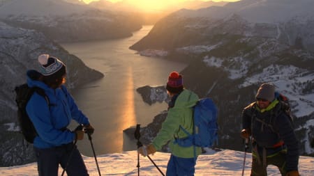 PÅ TUR: De koser seg i Norge disse gutta når de kan fråtse i fjorder og skifjell. Fra venstre: Greg Hill, Andreas Fransson og Chris Rubens.