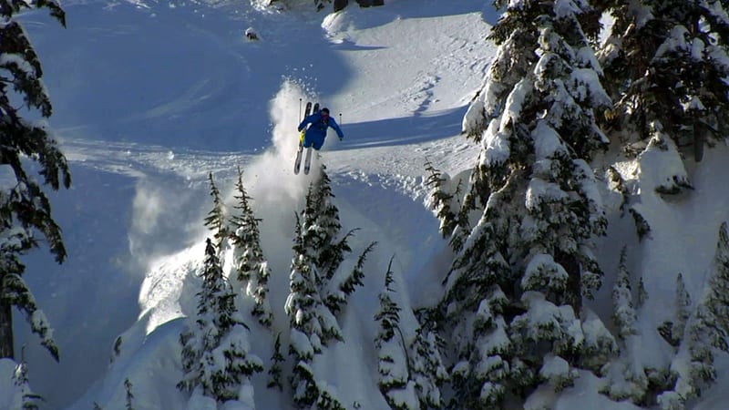 FRONTFLIP: Cody Townsend har bart og er flink til å gjøre frontflips i pudder!