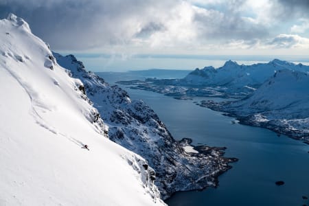 Deler av filmen er Winterland er fra Lofoten, her med skikjøreren Sage Cattabriga Alosa. Foto: Ming T. Poon / Winterland