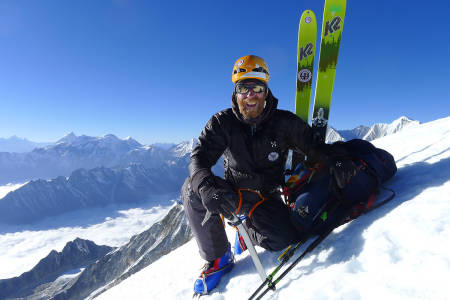 HVA BØR DU BRUKE?: Her er Jørgen Aamot på toppen av Pawar Himal, Main summit (6621 moh.). Foto: Robert Caspersen/MAM