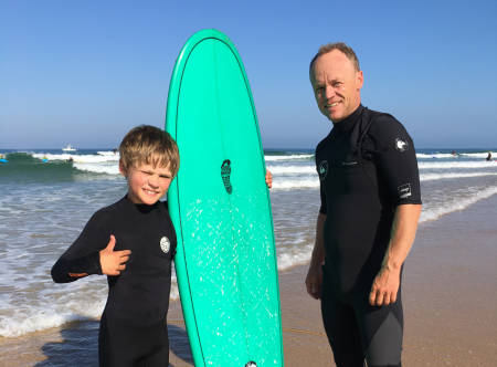 FAMILIEFERIE: Stian Hagen er sannsynligvis en temmelig kul pappa, blant annet fordi han drar på surfeferie i franske Hossegor med kidsa. Foto: Privat