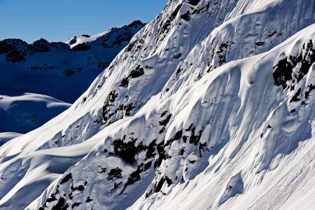 ALBONAGRAT: Den lokale helten og FWT-kjøreren Stefan Häusl dundrer ned ei lekker linje ved Albonagrat like over Stuben i Arlberg. Bilde: Mattias Fredriksson