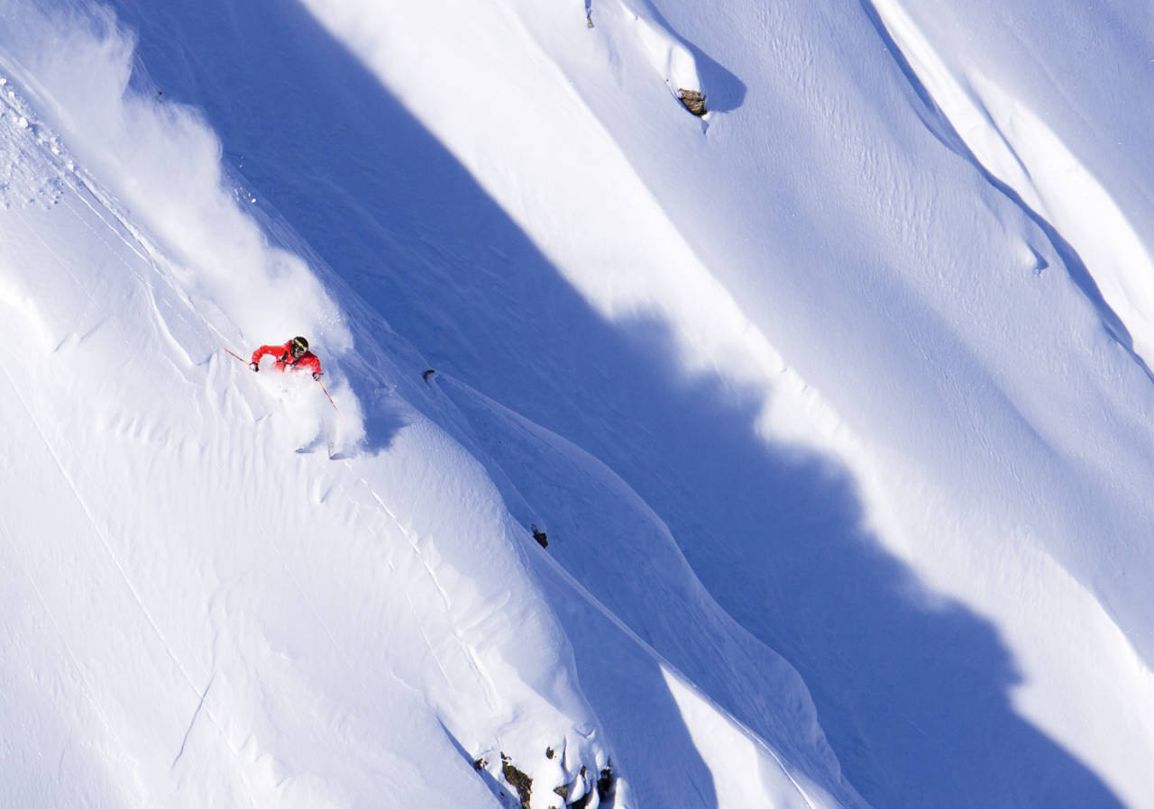 LEGENDARISK: Både kjøreren som ga området navn og kjøreren på bildet er legendariske typer. Roman Rohrmoser kjører deilig snø i Alaska-aktige Morrison face. Bilde: Jens Klatt