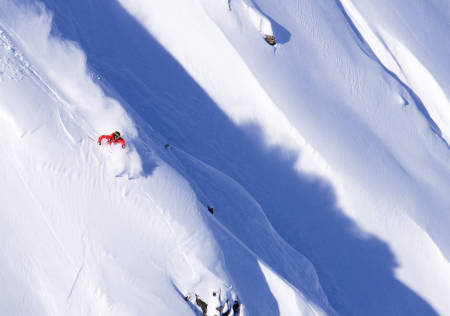 LEGENDARISK: Både kjøreren som ga området navn og kjøreren på bildet er legendariske typer. Roman Rohrmoser kjører deilig snø i Alaska-aktige Morrison face. Bilde: Jens Klatt