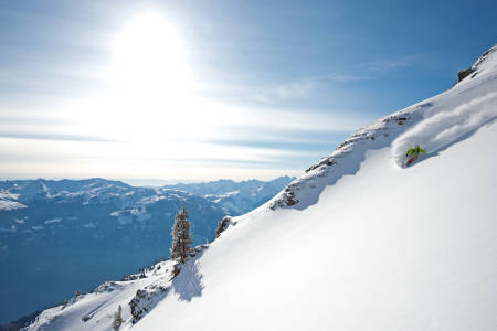 PUDDER: Thomas Motz finner nydelig snø i området som kalles Outerbanks ved skisenteret i Hochfügen. Foto: Michael Neumann