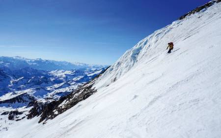 WHEN IN DOUBT, GO HIGHER: Victoria Isern svinger på litt kvalitetsdrittsnø på vei ned fra Punta Giordani.