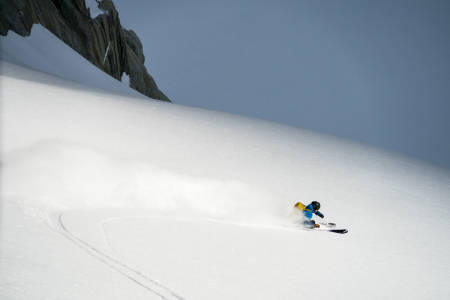DRØMMEFØRE: I slik snø er det umuleg å ikkje vere veldig fornøyd. Trygve Sande nyt fantastisk snø på Leschaux-breen. Foto: Adam Clark