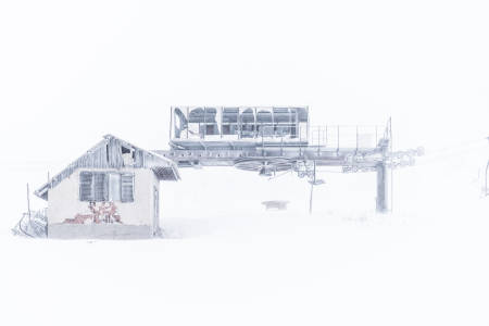 Det ligger mange skiheiser på dette fjellet, men brorparten av de er forlatt. Sist gang noen satte seg på denne stolheisen lå den sikkert i Jugoslavia. Foto: Bård Basberg.