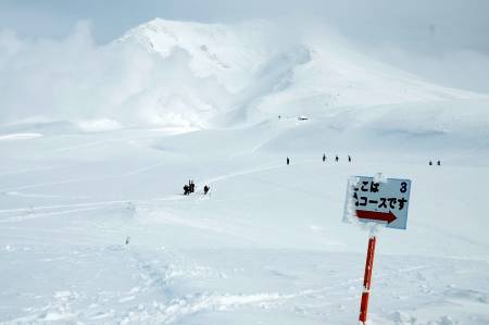 Japan: Asahidake får du mest ut av om du orker å labbe litt. Her er vi på vandring mot kammen til høyre for den ikoniske vulkanen.