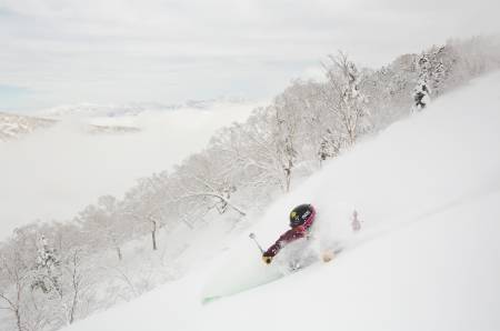 EN BOLLE SNØ: Backbowlen på Tsugaike i dalen Hakuba er garantert snøkanonsfri. Anne May smiler sikkert her også. Alle foto: Fredrik Schenholm