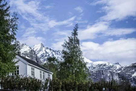 ROMSDALEN: Verken Sunnmøre eller Lofoten kan stille med like sterk ryddestall som Aak hotell i selveste Romsdalen. Her avbildet med Lille Venjetinden i bakgrunnen. Foto: Odd Erik Rønning.