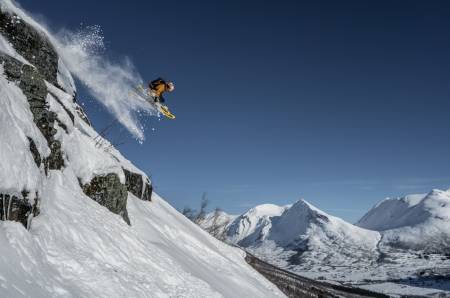 LEKENT: Sondre Loftsgarden er på besøk fra Telemark, og han setter stor pris på det morsomme terrenget rundt heisene i Stordal, som gir utallige muligheter for små og store klippedropp. Alle foto: Bård Basberg
