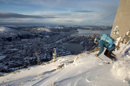 ULRIKEN UTFOR: Når det en sjelden gang blir skiføre på framsiden av fjellet, er ikke bergenserne tunge å be. Asbjørn Hellås setter fart rett ned under gondolen. Foto: Øystein Bjelland.