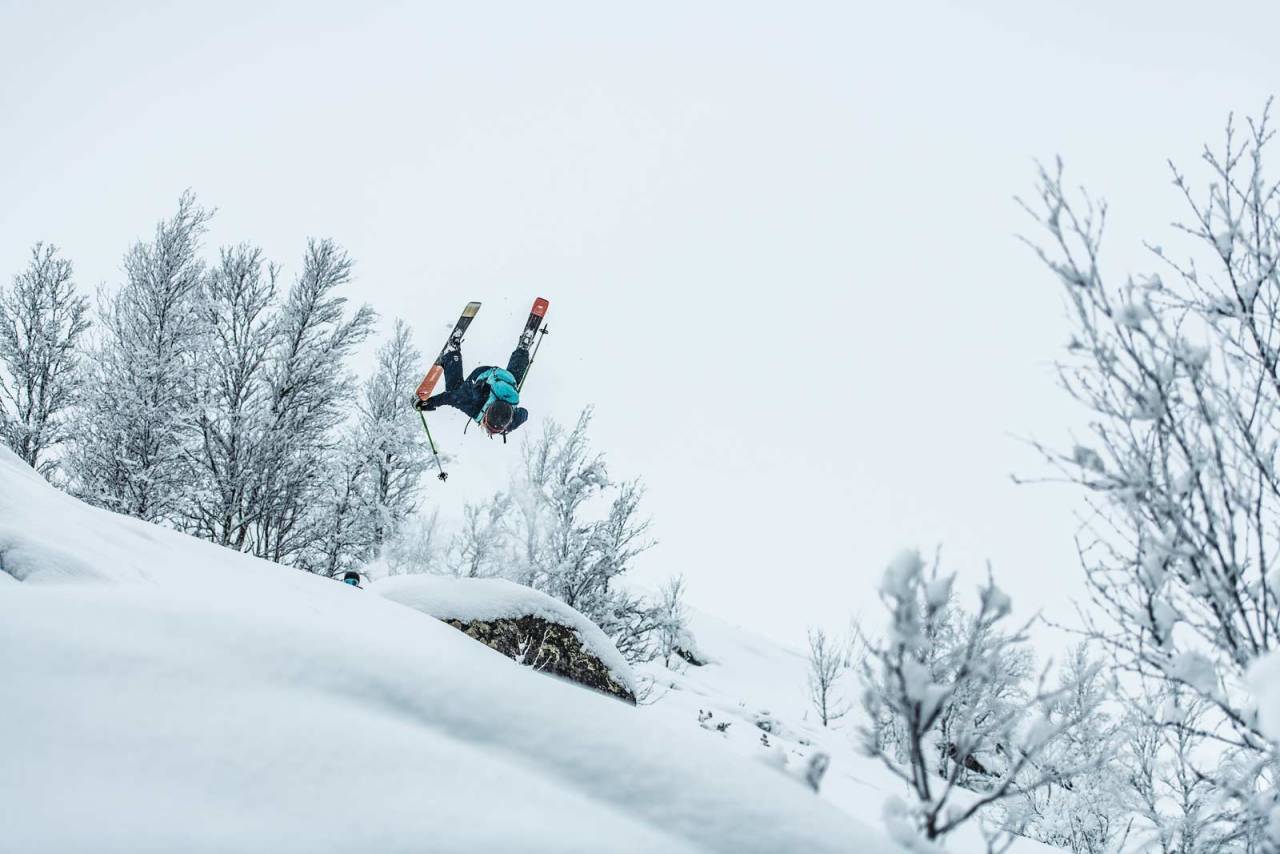 TO THE MOON: Vilde Fimreite var én av de første jentene til å lande backflip i en frikjøringskonkurranse i Norge. Her gjør hun det igjen, utenfor konk, men på Gålå. Foto: Vegard Breie