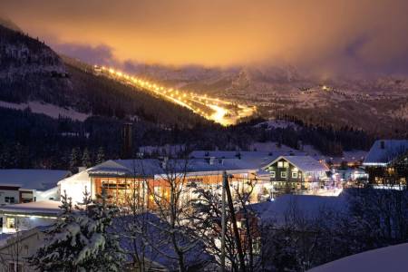 ALL NIGHT LONG: I Hemsedal byr de på kveldskjøring frem til klokken 20 på fredager. Trøst deg med det når du sitter i kø i Sandvika. Foto: Kalle Hägglund