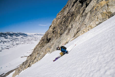 STORT OG HVITT: Bård Gundersen på vei ned cruisingfavoritten SS Norway, som ligger øst for skisenteret. Foto: Thomas Torsteinson