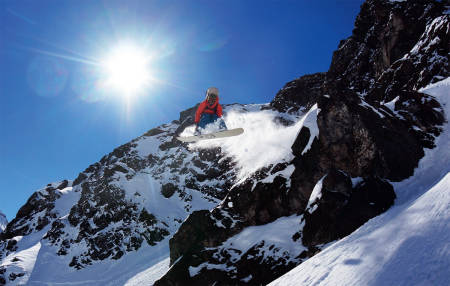 JULISNØ: Lane McMillan nyter en fersk halvmeter julipudder over Lago del Inca i Portillo. Foto: Øystein Bjelland