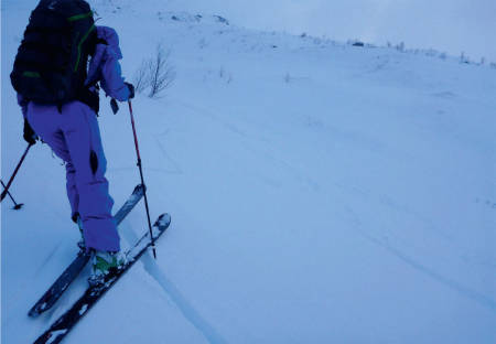 SKYTENDE SPREKKER: Sprekker i snøen viser at det er spenninger i snøen og at snøoverflaten kan danne flak. Forholdene for flakskred ligger til rette - dette er ett av tegene på skredfare. Foto: Espen Nordahl