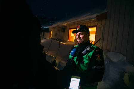 KOORDINATOR: Politiet ledet operasjonen i Tamok, her med innsatsleder John Kåre Granheim fra Midt-Troms lensmannsdistrikt. I mørke og snøvær var det ingen positive nyheter å bringe til pårørende, presse eller letemannskaper.