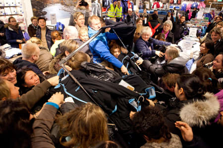 VILLE TILSTANDER: Fra fjorårets Black Friday. Foto: NTB