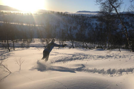 NOBOARD: Magnus Barkved Olsen surfer ned fjellsiden uten bindinger. Foto: Anders Holtet