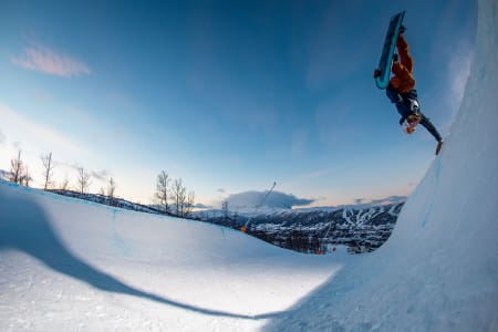 HANDPLANT: Mikkel Jørgensen med handplant i halfpipen. Foto: Emil Eriksson
