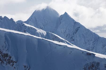 PLANER: Krister, Eirik og vår finske venn Joonas hiker runt bowlen på Steinfjellet i Nord-Lenangen. Bilden er tatt i retning sør-sørvest fra toppen på Ololsatinden, fjellet i bakgrunn er de statlige Jægervasstindane. Noe som står på kjøre-lista for denne sesongen!