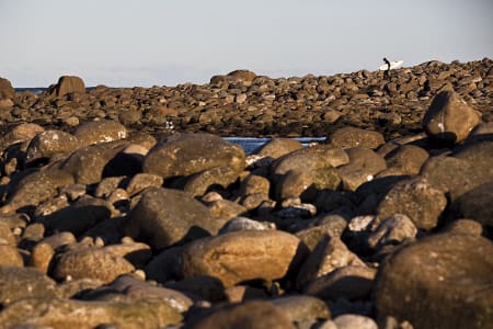 ENSOM LYKKE: Norges enorme kyststripe gjør at mange surfere også synes det kan bli for ensomt i havet. Er det da på tide å fortelle flere venner og eventuelt resten verden om din lille perle? Foto: Christian Nerdrum