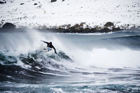 PÅ HØYDE MED DET BESTE I UTLANDET: Lofoten er det beste vi kan tilby av norsk surf. Nettopp derfor får den sjarmerende øya i nord stadig besøk av håpefulle surfere fra hele verden. Åge Obrestad har tatt turen fra Jæren til Unstad, og må nok innrømme at forholdene her oppe er hakket bedre. Bilde: Øystein Kvanneid