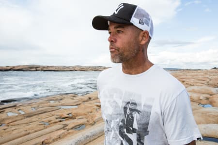 LETER ETTER NYE MULIGHETER: Australske Joel Stevenson har klokket noen timer langs kysten på Østlandet for å finne alternativer til stadig mer populære Saltstein. Bilde: Christian Nerdrum