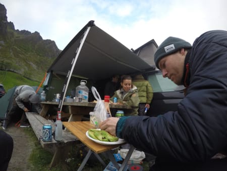 Sindre Iversen koser seg i campen