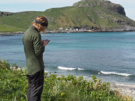 Brynjar Åmot sjekker likes på siste upload på Instagram