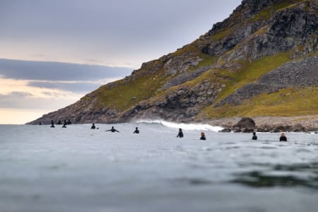 Mange surfere i vannet. Foto: Hallvard Kolltveit