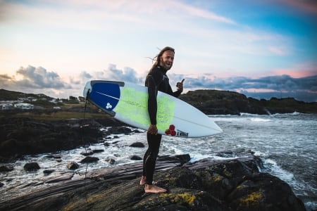 TIDLIGFUGL: Lokalsurfer Bjørn Erik Hagen var opp før sola og fikk med seg det beste av swellet. Bilde: Mats Grimsæth