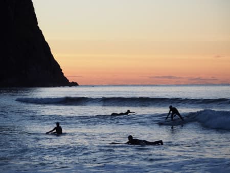EKSOTISK: Lofoten i september er blant verdens beste steder for en surfcamp – i hvert fall hvis du syns eksotiske bølger er viktigere enn glovarmt vann.