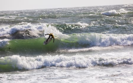 ROTETE HAV: I forkant av konkurransen advarte arrangørene utøverne mot overmot i vanskelige surfeforhold Saltstein. Foto: Jostein Nilsen